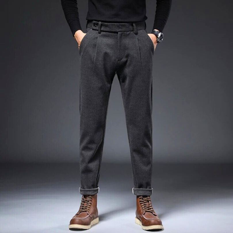 Hudson tailored trousers in dark gray with stylish pockets and a secure closure, paired with brown boots.