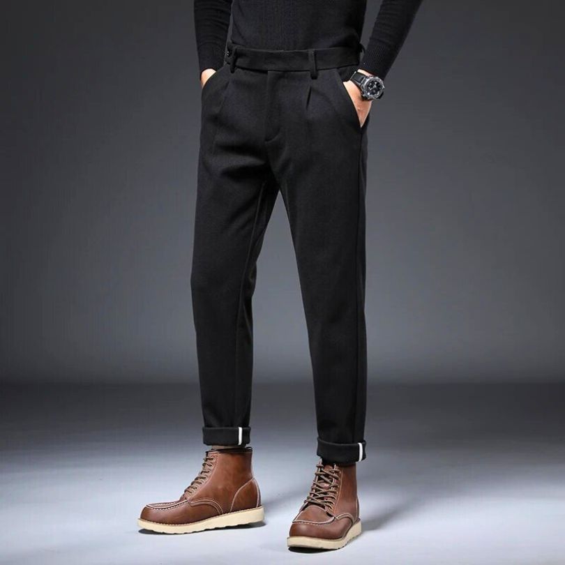 Hudson tailored trousers in black, featuring a polished fit and spacious pockets, ideal for stylish, everyday wear.