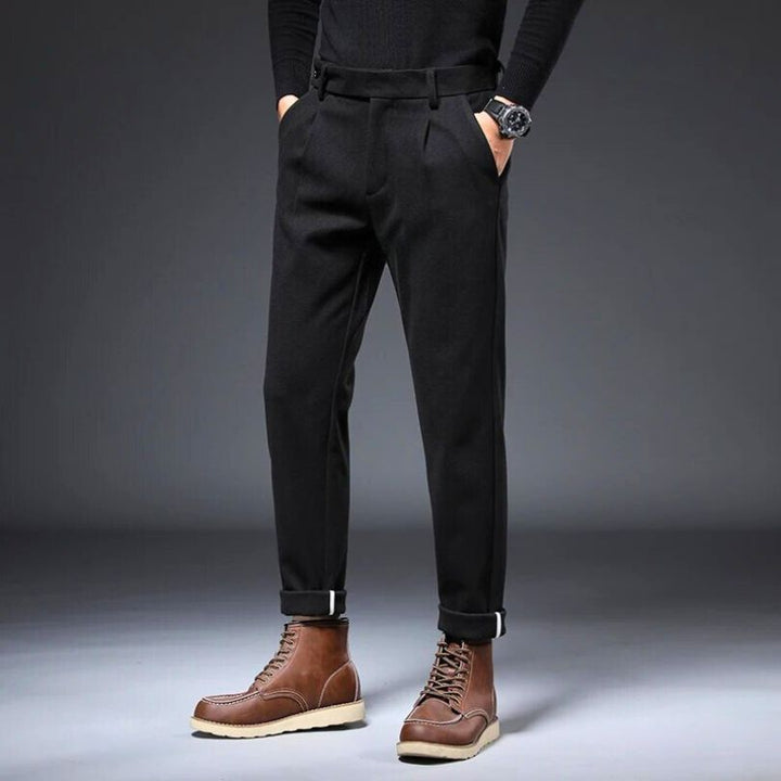 Hudson tailored trousers in black, featuring a polished fit and spacious pockets, ideal for stylish, everyday wear.