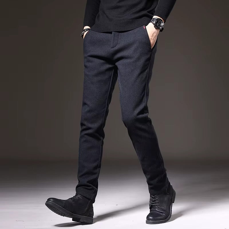 Henderson slim-fit pants in dark color, showcasing a modern tailored structure and flexible fit for everyday wear.