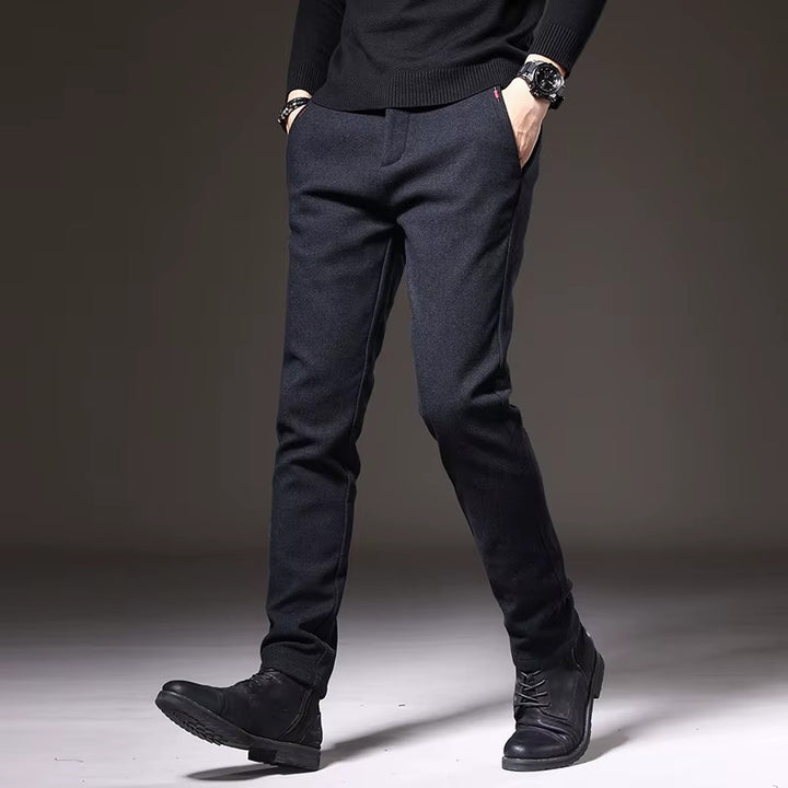 Henderson slim-fit pants in dark color, showcasing a modern tailored structure and flexible fit for everyday wear.