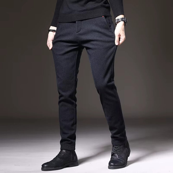 Henderson Slim-Fit Pants in dark color, featuring a tailored structure for a modern, flexible fit.